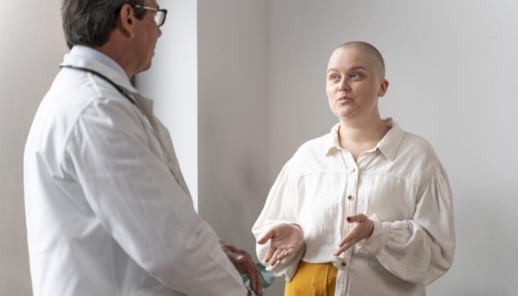 kobieta-cierpiaca-na-raka-piersi-rozmawia-ze-swoim-lekarzem