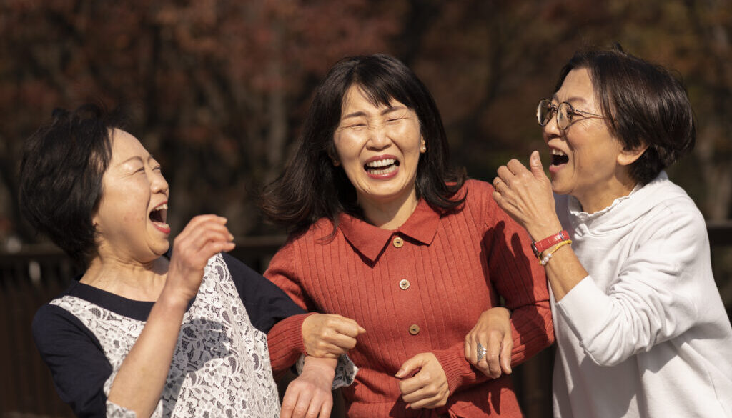 przyjaciele-w-srednim-wieku-bawia-sie